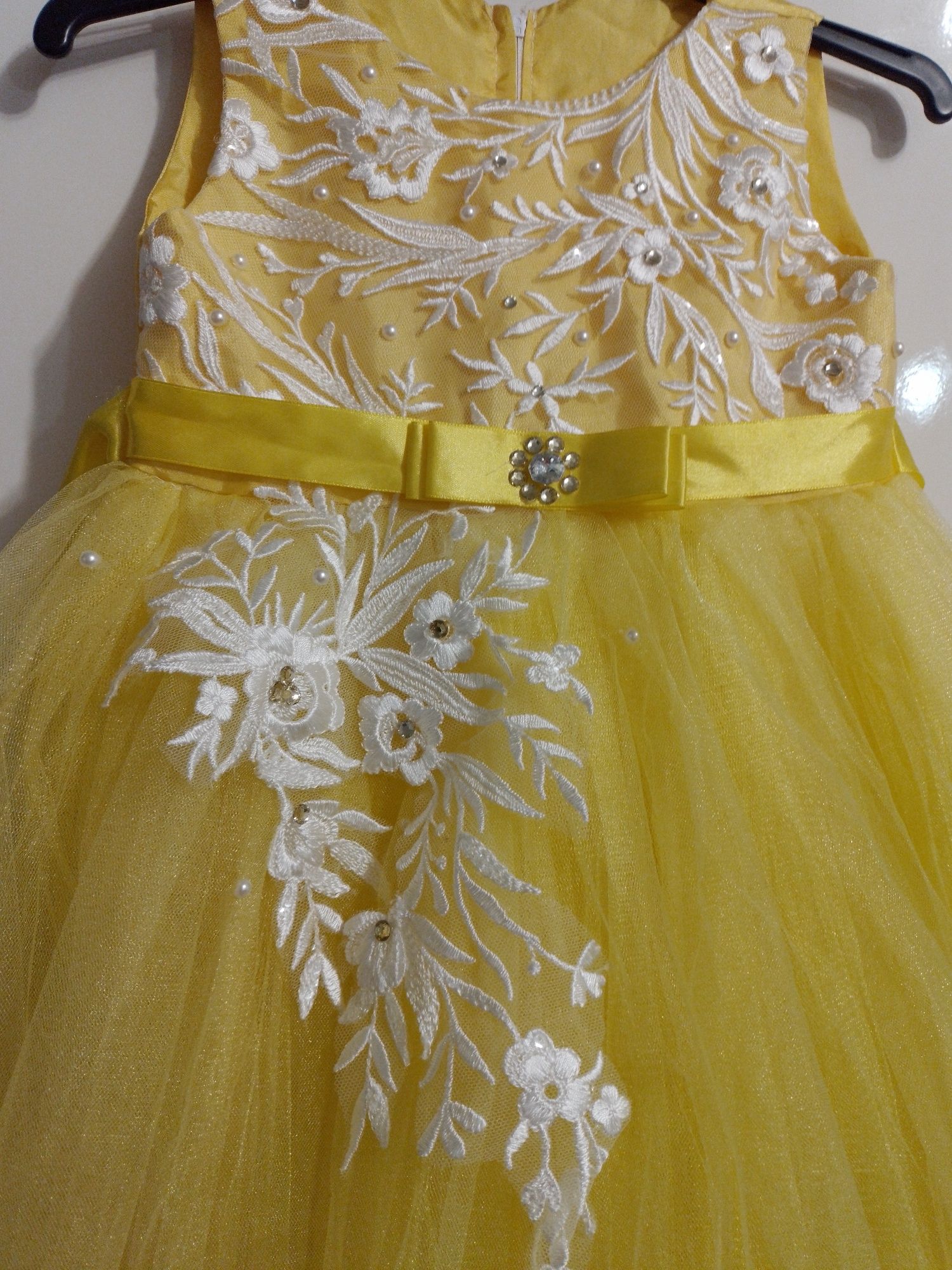 Rochiță galbenă, superbă, 3-5 ani,nouă, fără etichetă