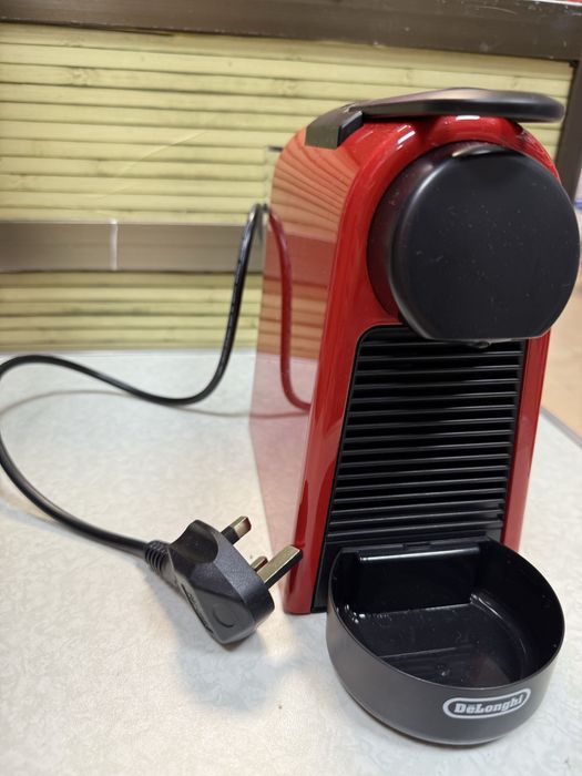 Кафемашина с капсули Nespresso Essenza Red