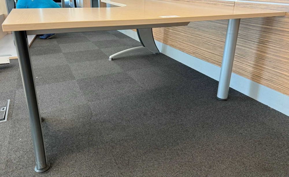 10 buc Birou de colt cu picioare metalice si blat 160x160/120 cm; Masa