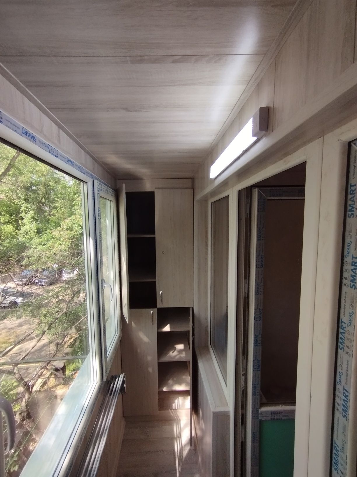 Остекление балкона, ремонт балкона, шкафы и тумбы. Пластиковые окна