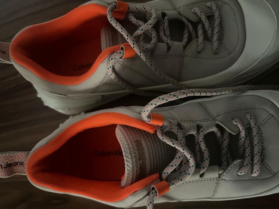 Adidas de culoare argintiu cu portocaliu