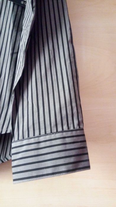 camasa cu maneca lunga  H&M, gri cu dungi negre, noua cu eticheta