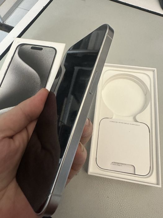 iPhone 15 Pro alb impecabil, 128 GB, baterie 88%, fără defecte