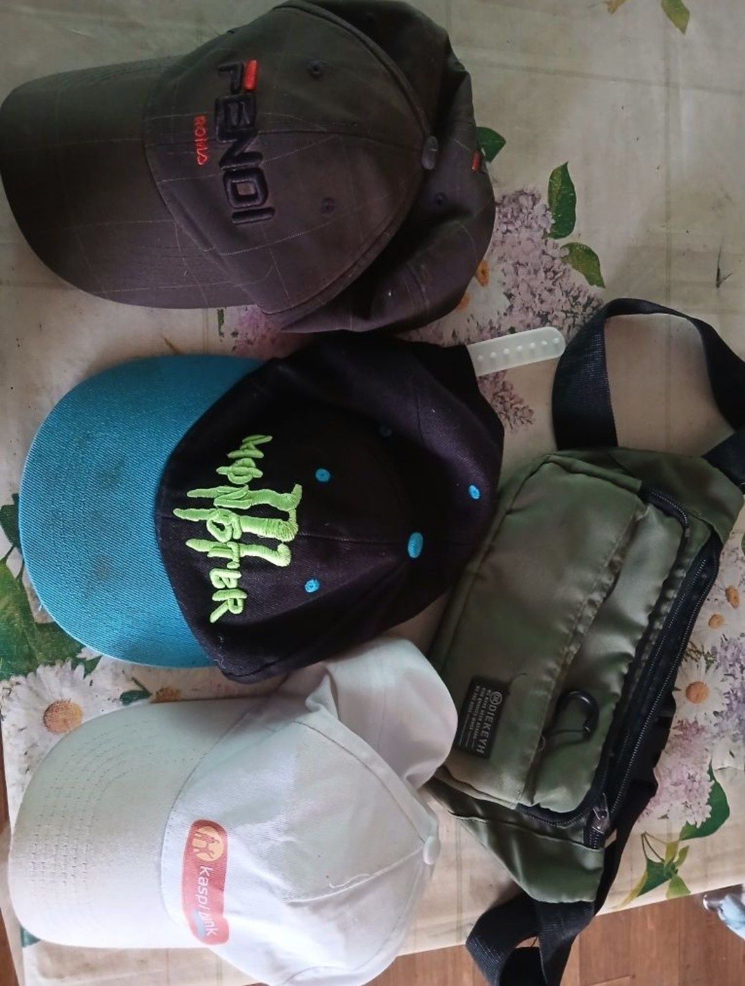 Продаю кепки и барсетку недорого