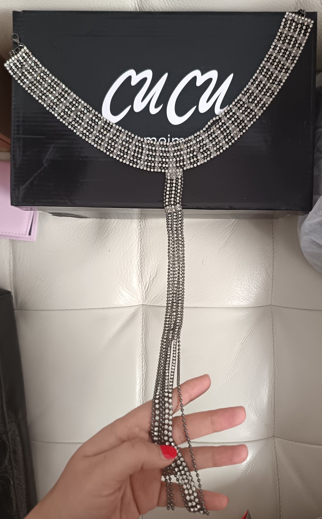 Accesoriu deosebit pentru rochii sau bluze