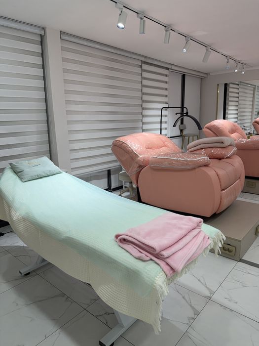 Сдаются реклайнер и кушетка в салоне красоты