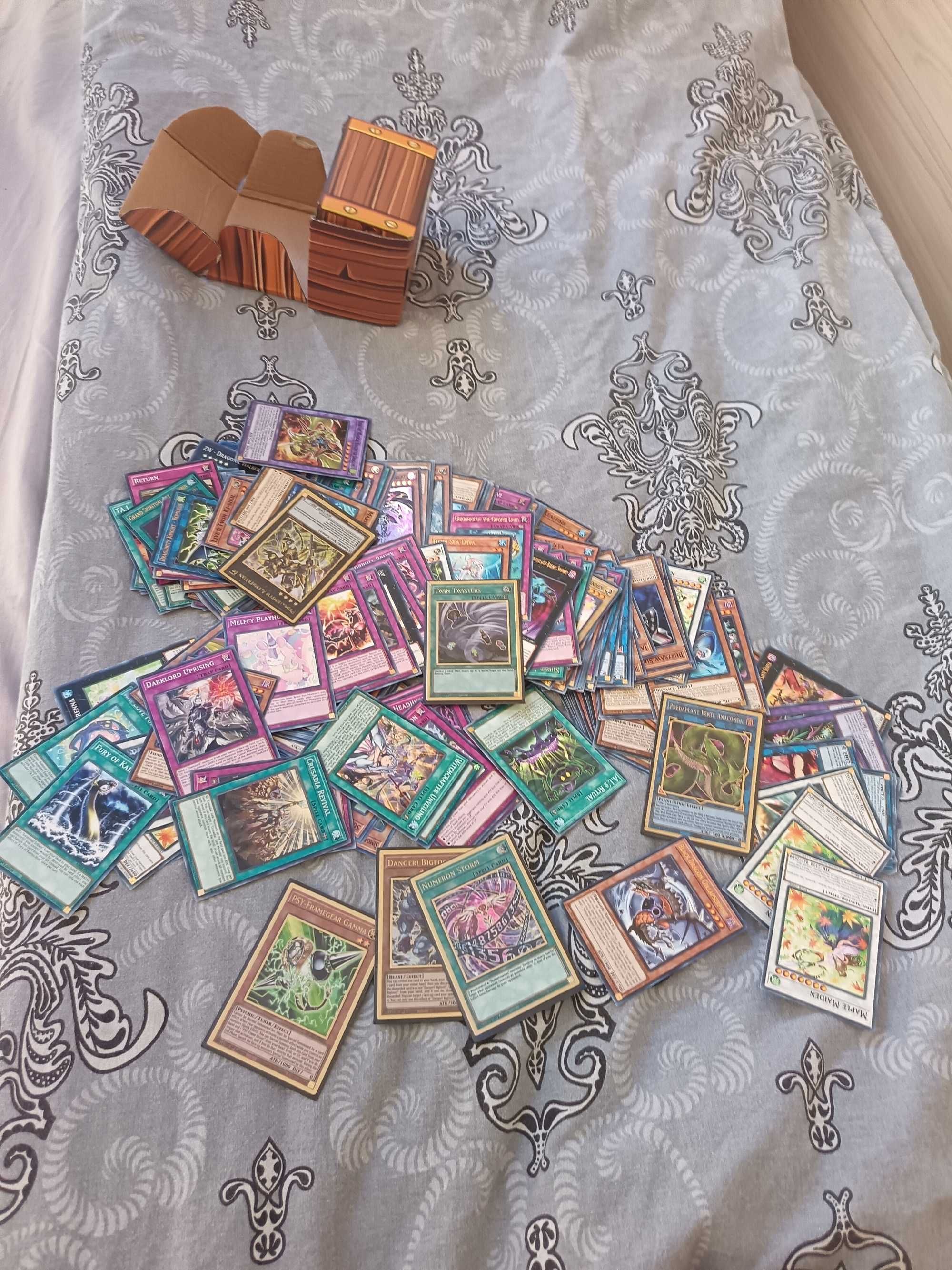 Yu gi oh карти 220 със златен квадрат