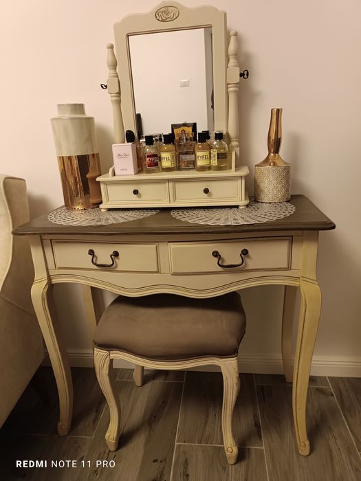 Vand masuta de toaleta din lemn , sculptata