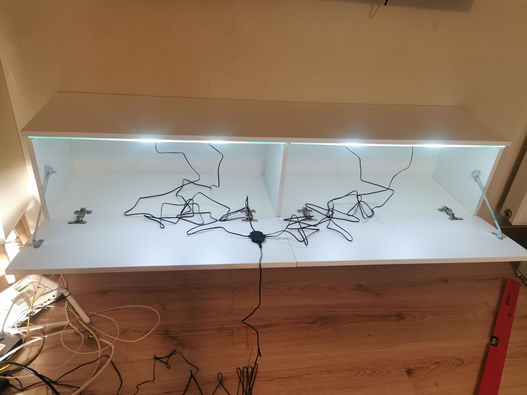 Comodă suspendată cu led