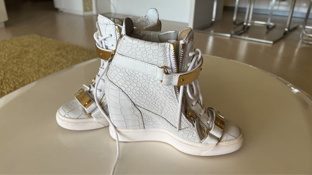 Pantofi Giuseppe Zanotti albi marimea 37 din piele de corcodil