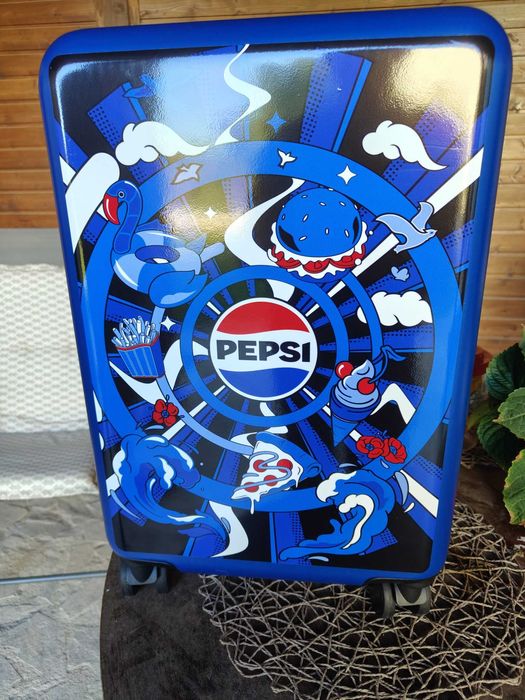 Куфар с логото на Pepsi