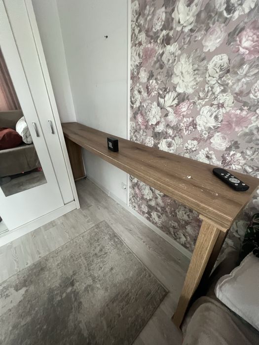 Masa cu roti si frane, deasupra patului sau mini bar in living laptop
