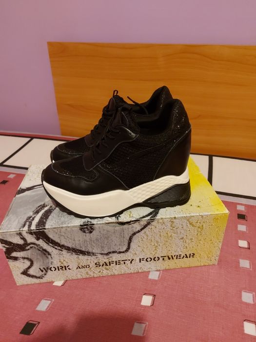 Vând Adidași cu Platforma Mărimea 37