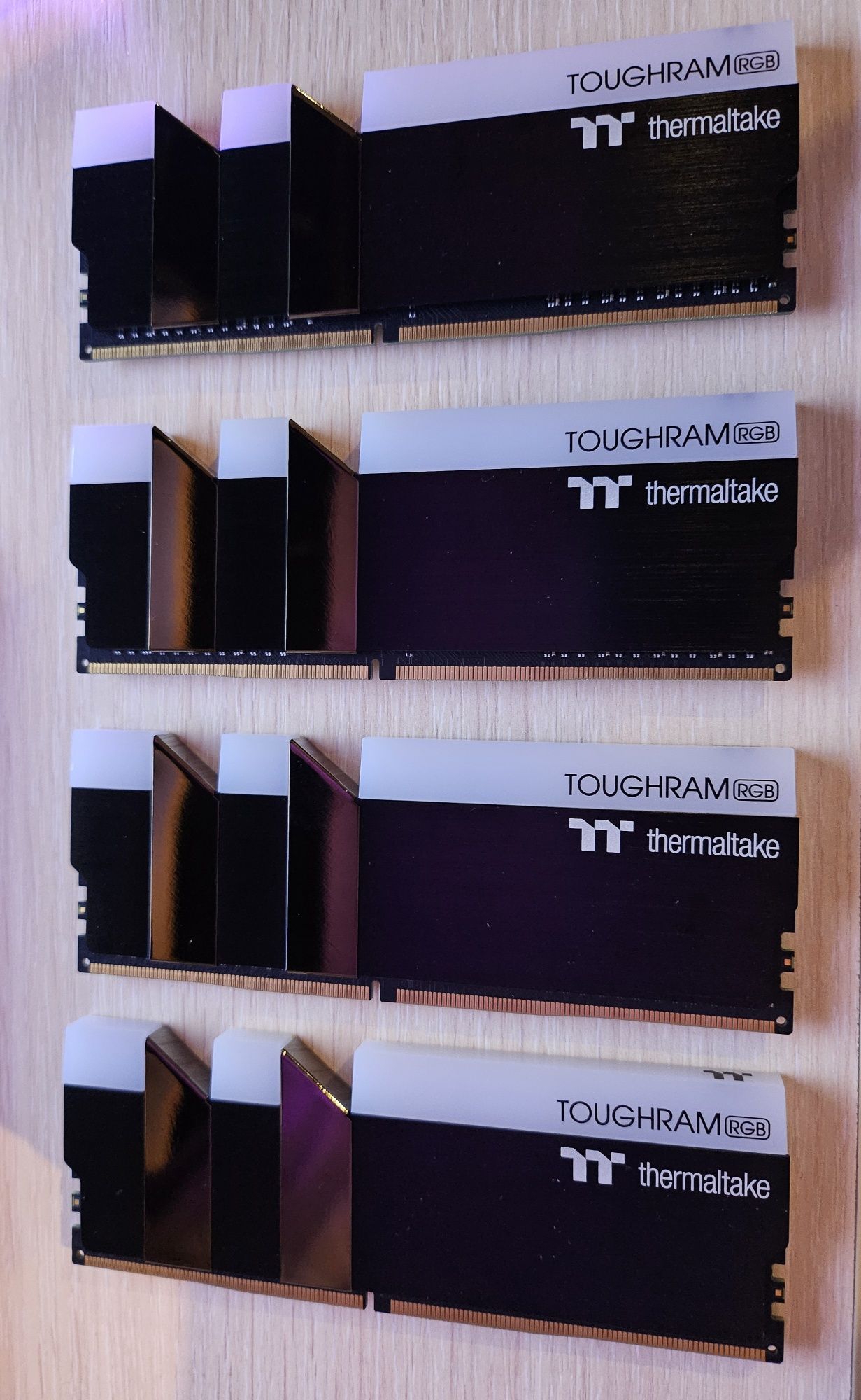 Планки оперативной памяти DDR4 Thermaltake TOUGHRAM RGB 32GB/4400Mhz