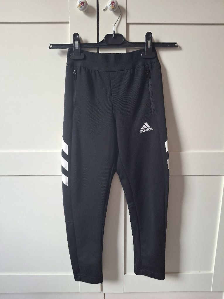 Оригинален панталон ,,Adidas" и планински суичър
