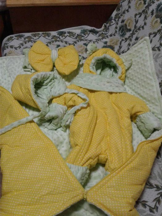 продам комплект /комбинезон, одеяло, шапочка/ на выписку новый