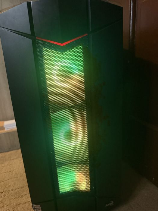 Продавам геймарски компютър с монитор