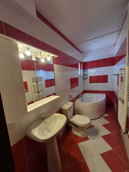 Inchiriez apartament cu 4 camere, zona centrala, Brasov