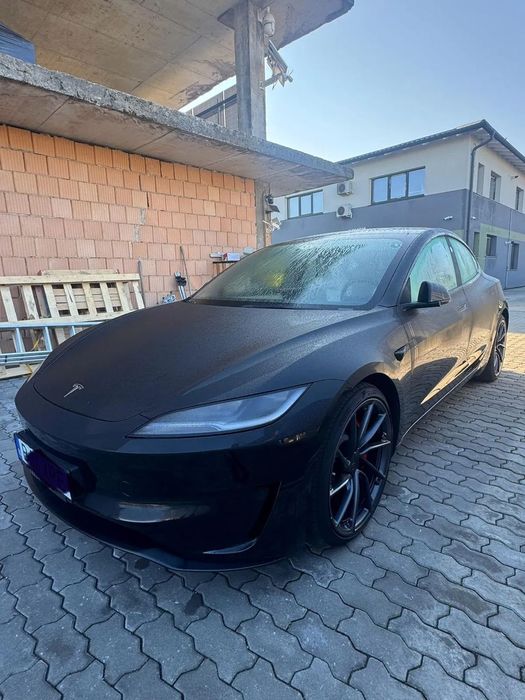 Tesla Model 3 Stare perfecta, pe societate.