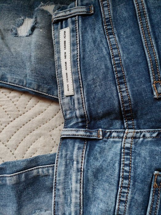 Продавам два чифта чисто нови дънки.