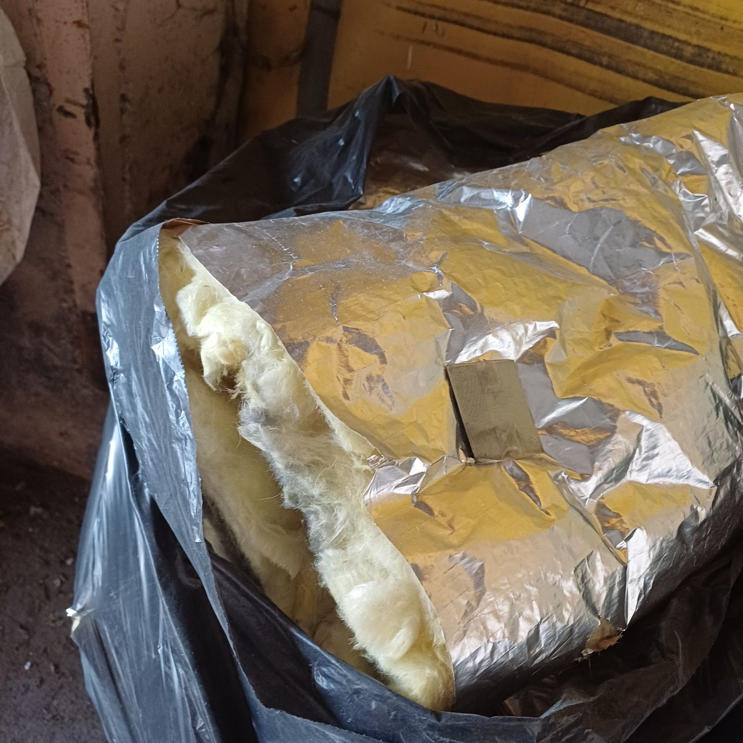 Vând vată minerală ce se vede în poză