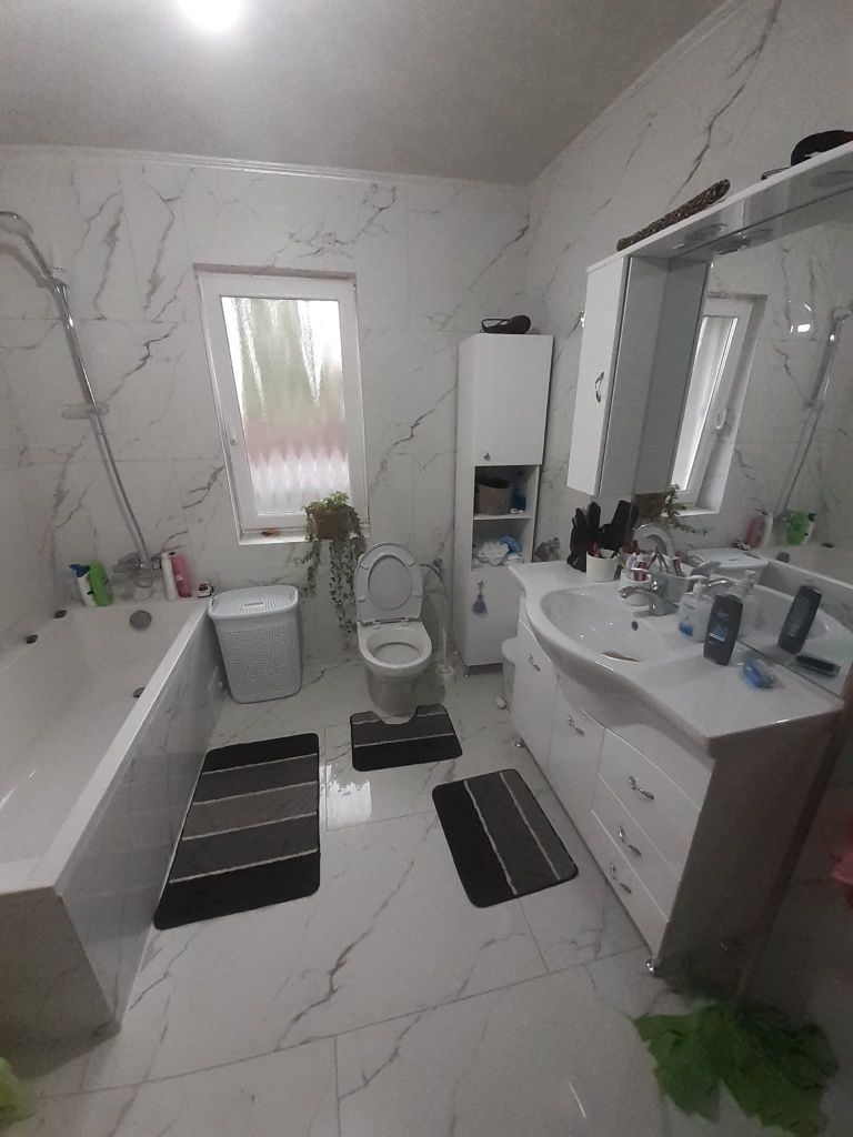 Vand  schimb Casa moderna  15 ari ap 2 cameri  plus diferența