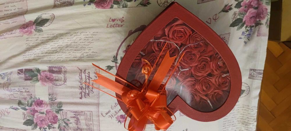 Сърце с рози и лампички