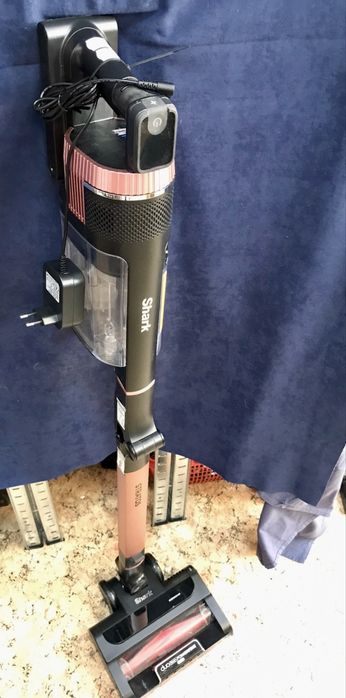 Вертикална прахосмукачка Shark IZ400EU