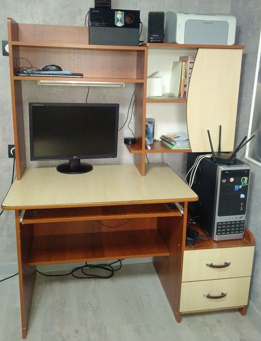 Продам компьютерный стол б/у