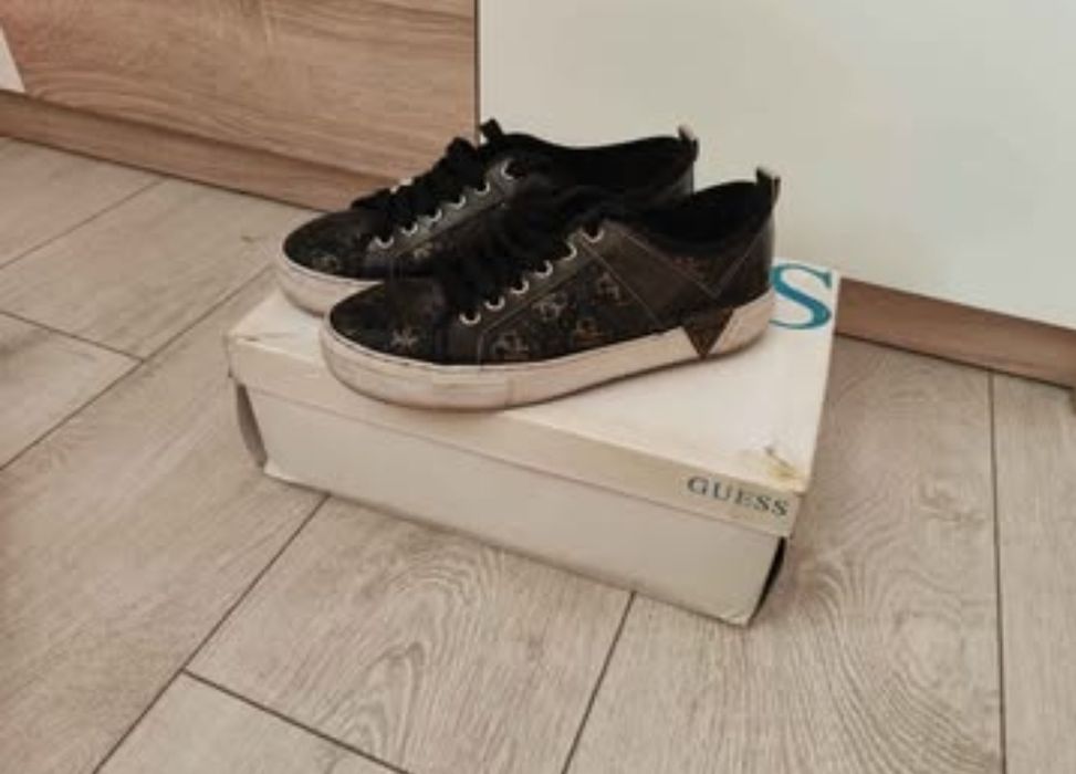 Оригинални черни дамски кецове Guess В отлично състояние. 36 номер. С