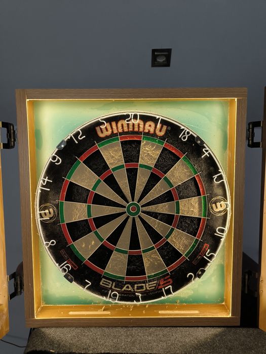 Cabinet + Board Darts Winmau Blade 5.