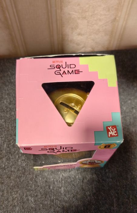 Figurina Front Man surpriza Squid Game Piggy Bank Capsule