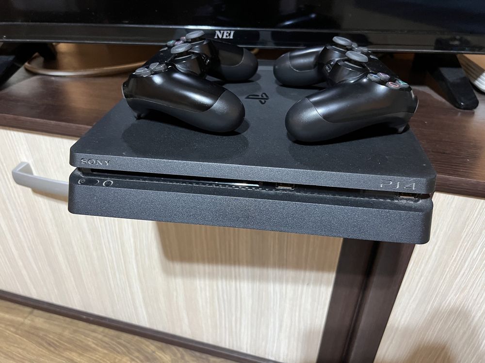 Ps4 1TB 2 controller