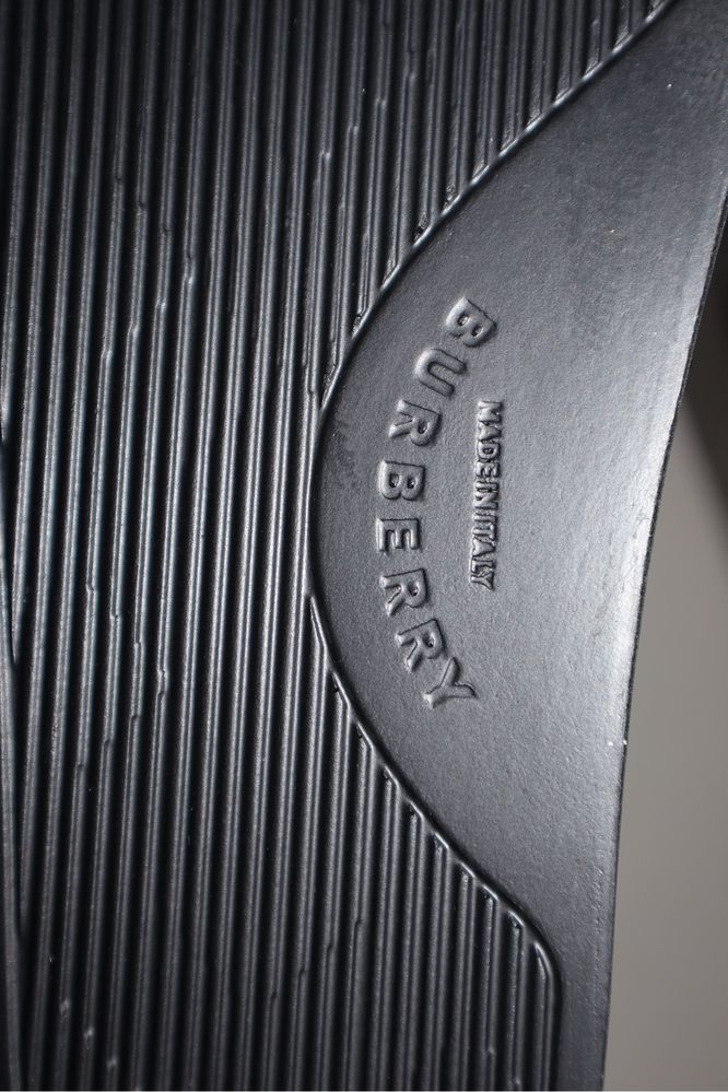 Burberry чехли.