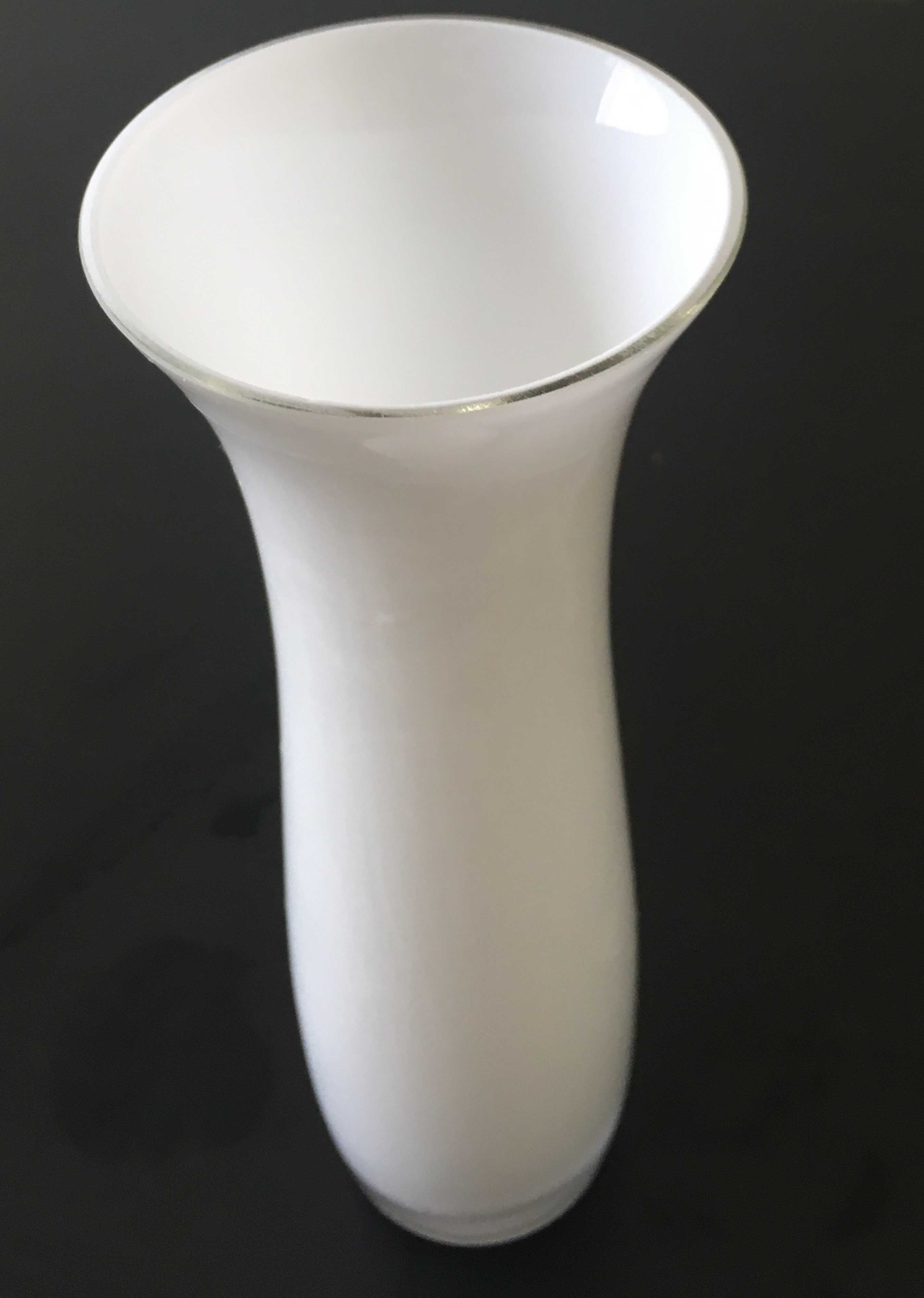 Стъклени ваза и купа - млечно бели