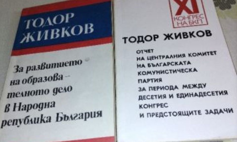 Книги с различна тематика и цени.