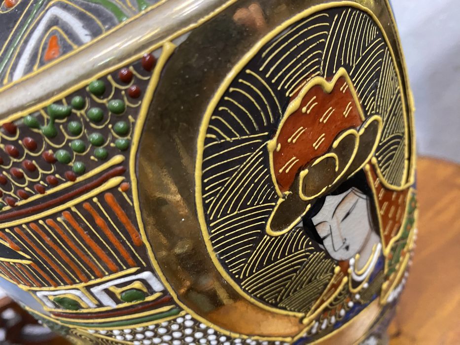 Японска ваза Сацума от началото на 20 век с ръчна позлата и релефна