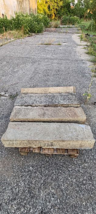 Стъпала от ръчно издялан камък