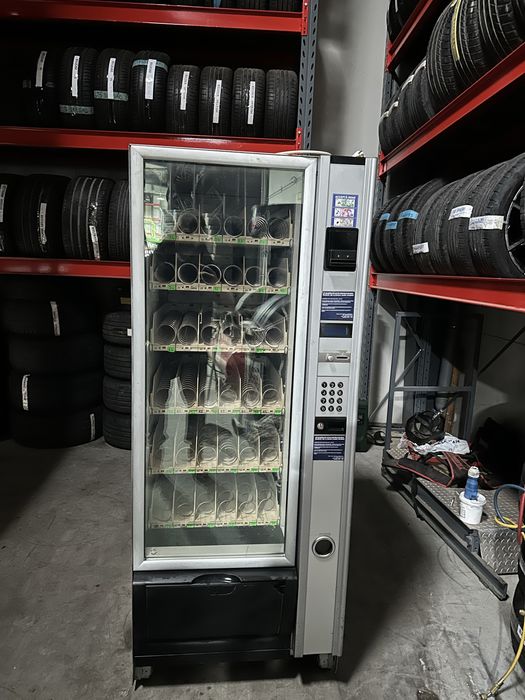 Vand automat de snack-uri si bauturi Necta Snakky