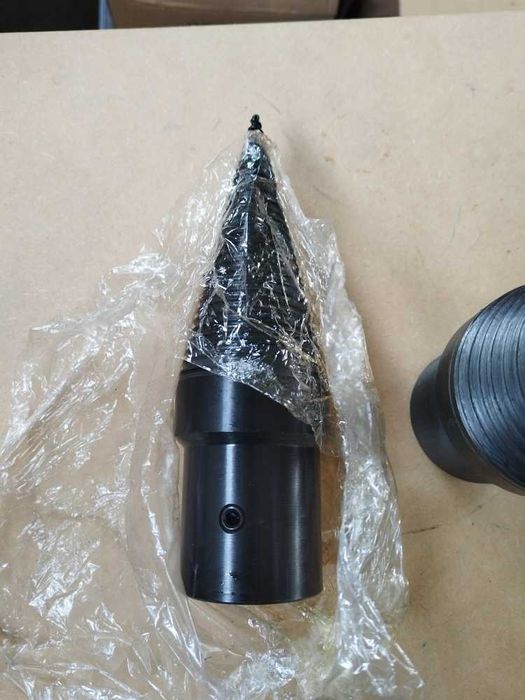 Ax cu con pentru despicat lemne circular