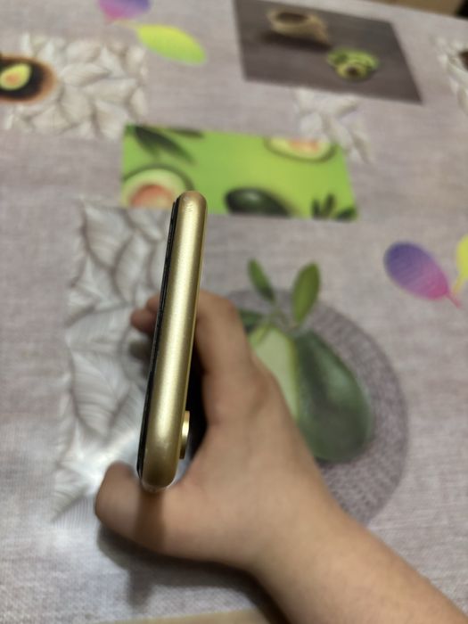 продам iPhone XR