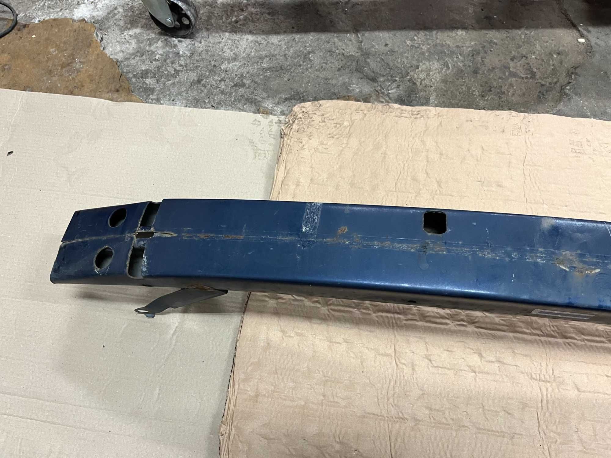 Гредата на предната броня за Toyota Corolla Verso 2003 г.