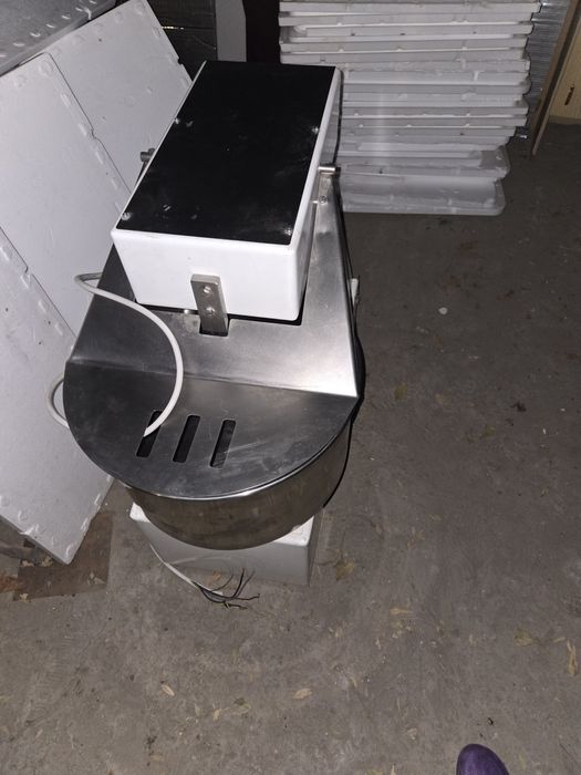 Продается Итальянская тестомесильная машина, в отличном состоянии для