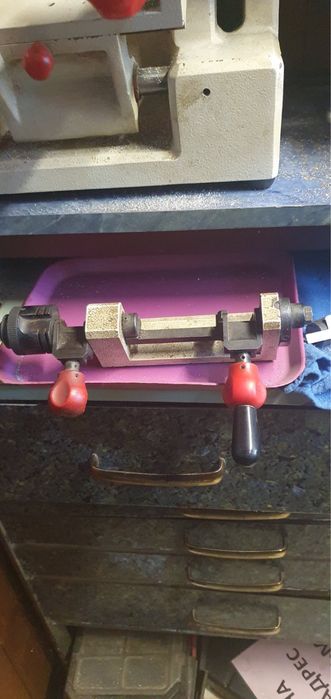 Касова  машина за ключове с допълнителна приставка.