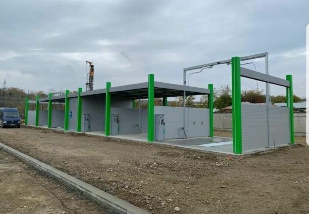 Vand spalatorie auto self 4 piste la față