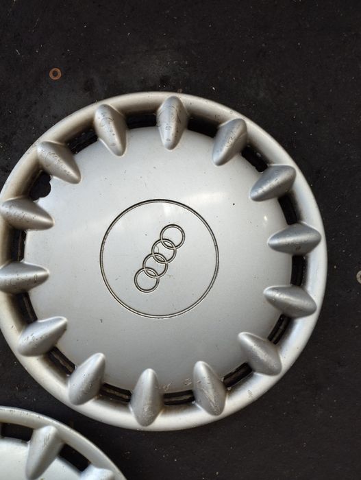 Продавам 2 оригинални таза за Ауди