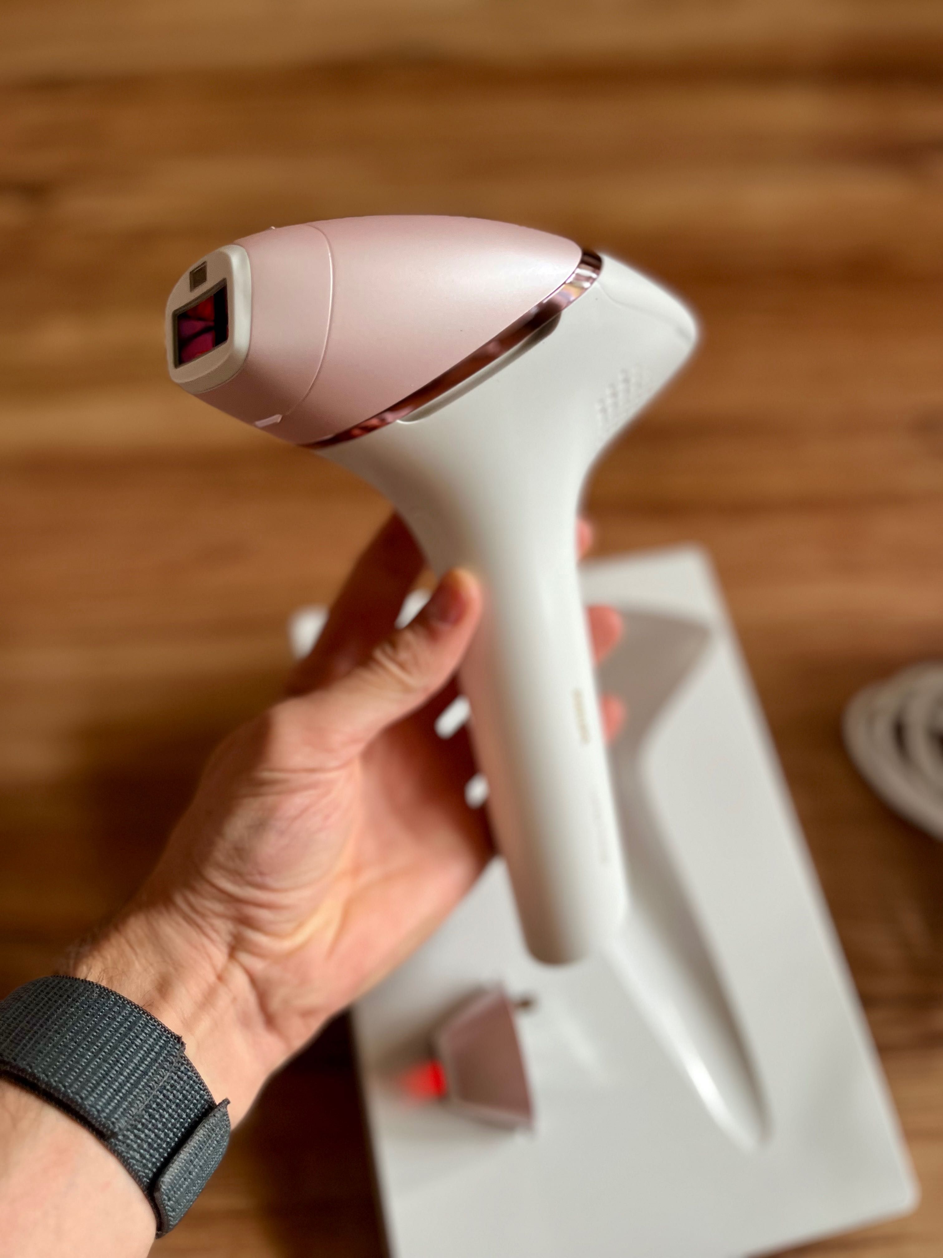 Фотоепилатор Philips Lumea Prestige BRI950