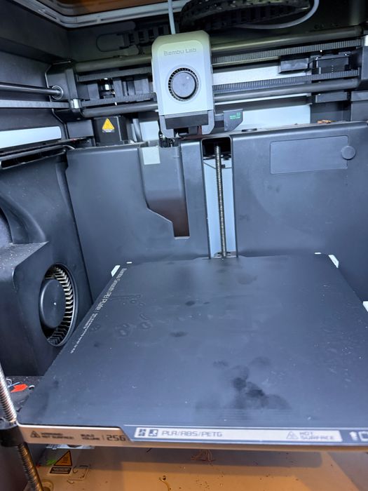 vând imprimanta 3D bambulab X1C combo