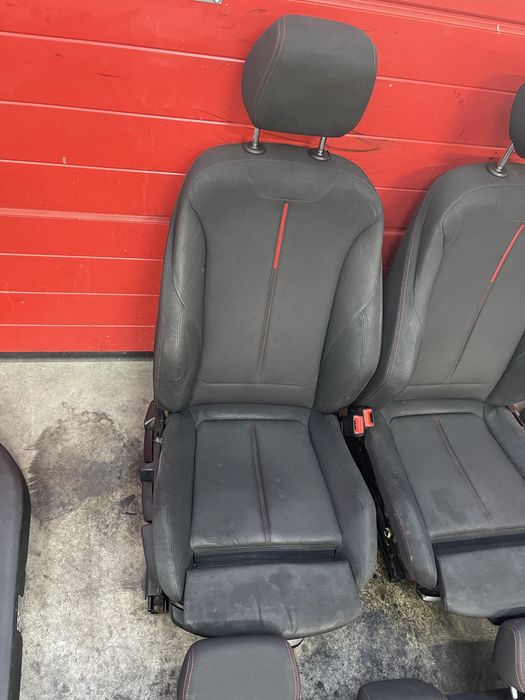Interior sport, cusatura rosie pentru BMW F30