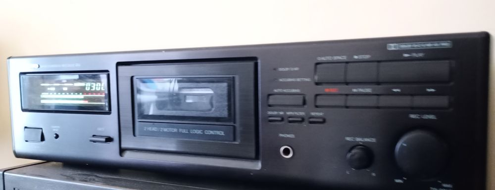 Продавам касетен дек онкио ta-6310